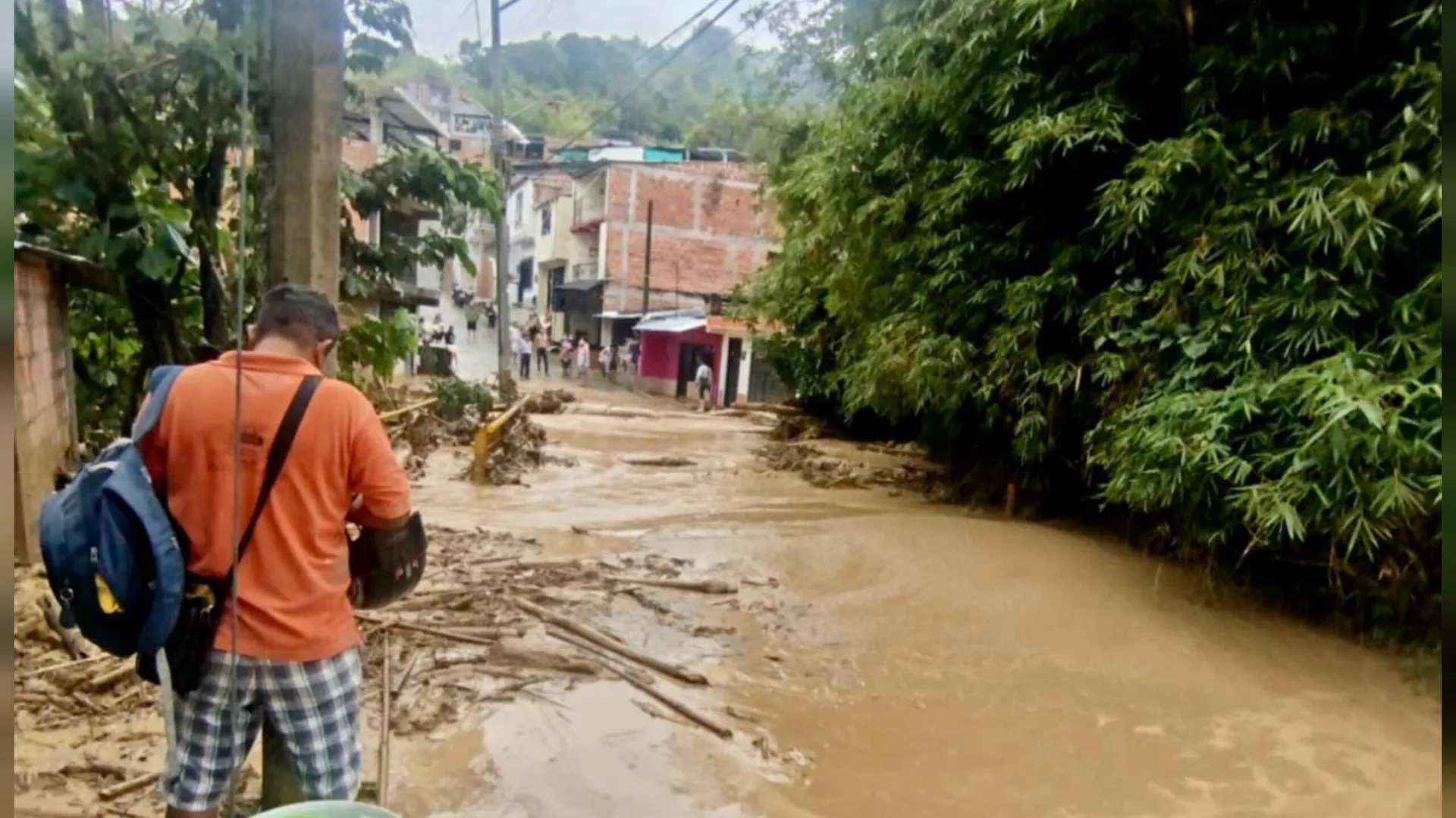 Desbordamiento de La Volcana obliga a evacuar a familias en el sur de Ibagué