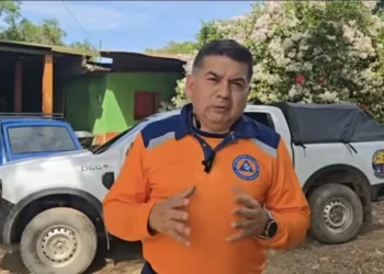 Luchan contra la montaña para recuperar cuerpo de joven muerto en accidente de rápel