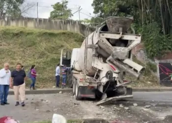 Accidente en la avenida Guabinal por máquina mezcladora sin frenos