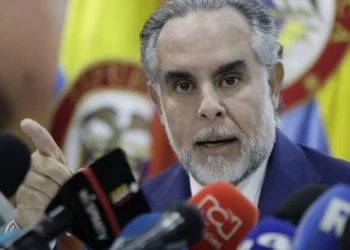 Benedetti proyecta salario mínimo de $1,8 millones y promete justicia económica para 2026