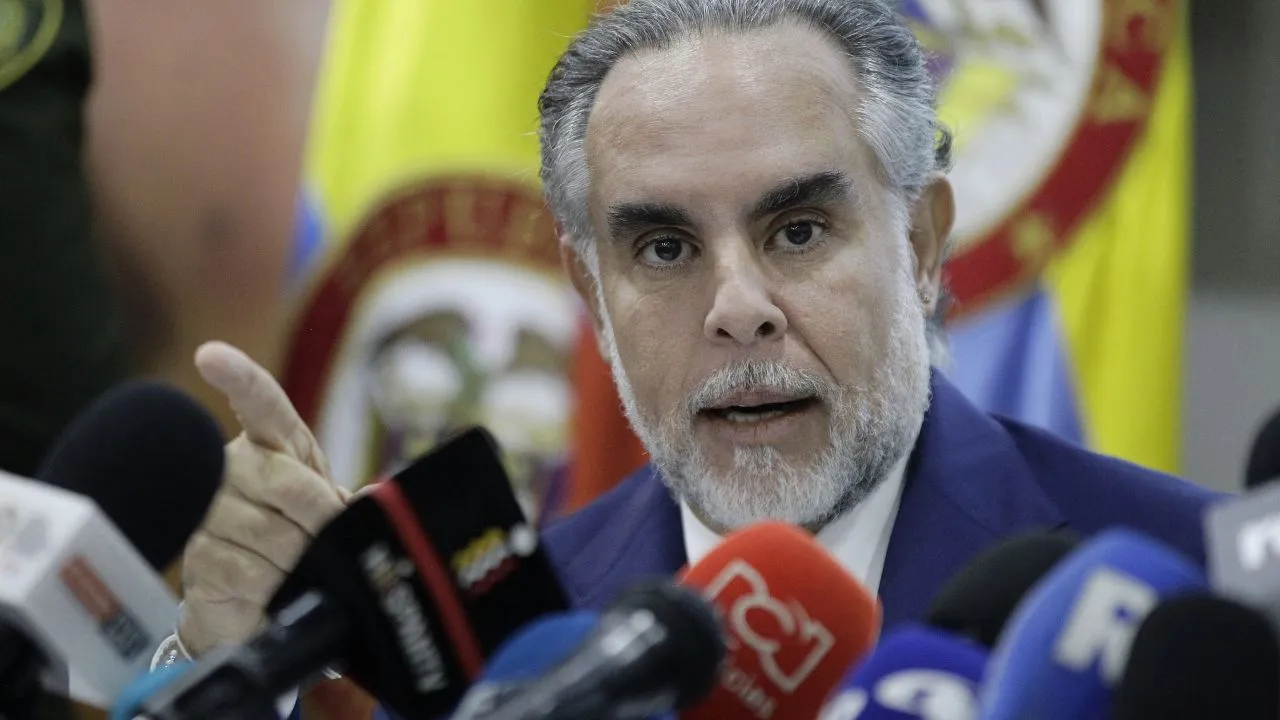 Benedetti proyecta salario mínimo de $1,8 millones y promete justicia económica para 2026