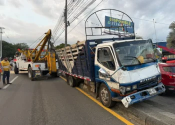 Accidente Vial en Mirolindo Deja Nueve Heridos y Seis Vehículos Involucrados