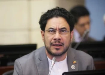 Cepeda rebate acusaciones y lanza duro señalamiento al uribismo en el Senado
