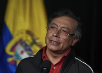 Petro rechaza amenazas y defiende su política antidrogas en evento del Ejército