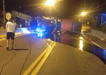 Volcamiento de tractocamión paraliza la vía Coello–Cocora