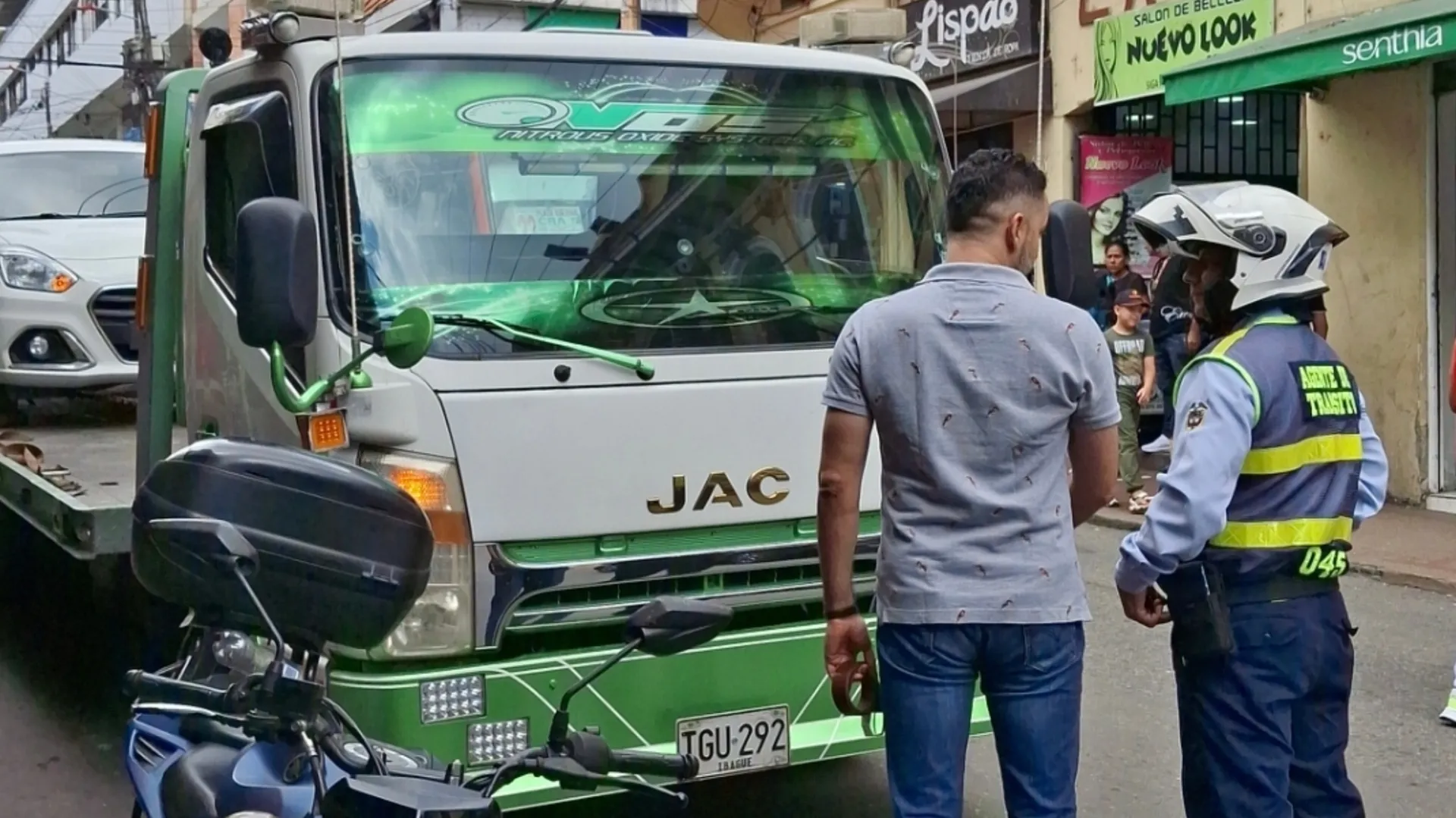 Ciudadano denuncia daños a su vehículo tras inmovilización por grúa de tránsito en Ibagué