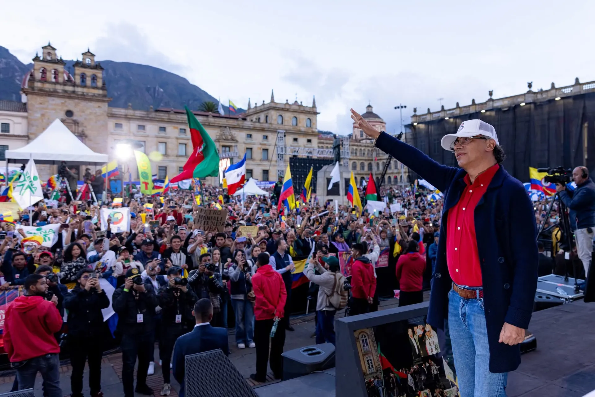 Gobierno ratifica aumento del salario mínimo del 23,7 %