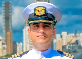 Colombia estrena su buque más grande y un hondano asume el mando