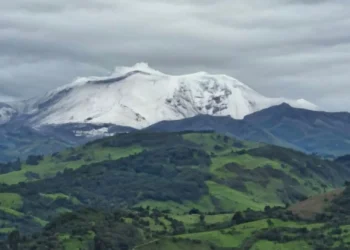 Volcán Puracé se cubre de nieve y cautiva con imponente paisaje