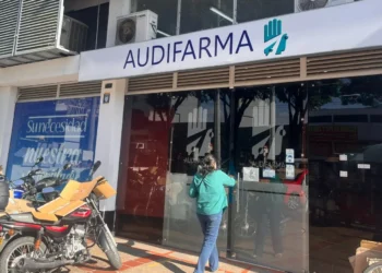 Paciente se desmaya tras larga espera por medicamentos en punto de Audifarma