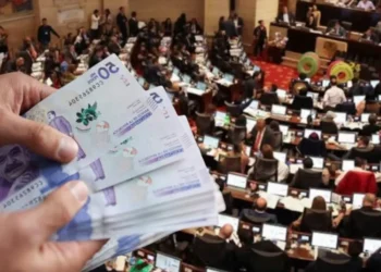 Demanda contra recorte salarial a congresistas reaviva polémica nacional