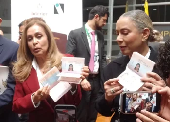 Gobierno cambia modelo de pasaportes y agita controversia política