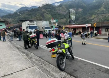 Bloqueos campesinos afectan la movilidad en la vía Cajamarca – Ibagué