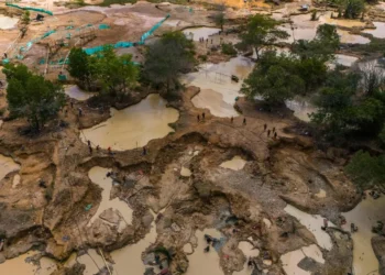 El Clan del Golfo explota mina de oro dentro de batallón militar