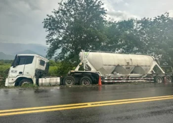 Tractomula cargada de cemento se salió de la vía entre Alvarado e Ibagué