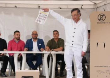 Petro votó junto a su hija Antonella y llamó a los colombianos a participar masivamente