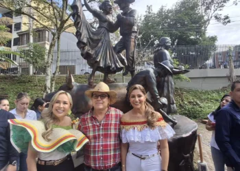 La lechona ya tiene monumento y se convierte en ícono del Tolima