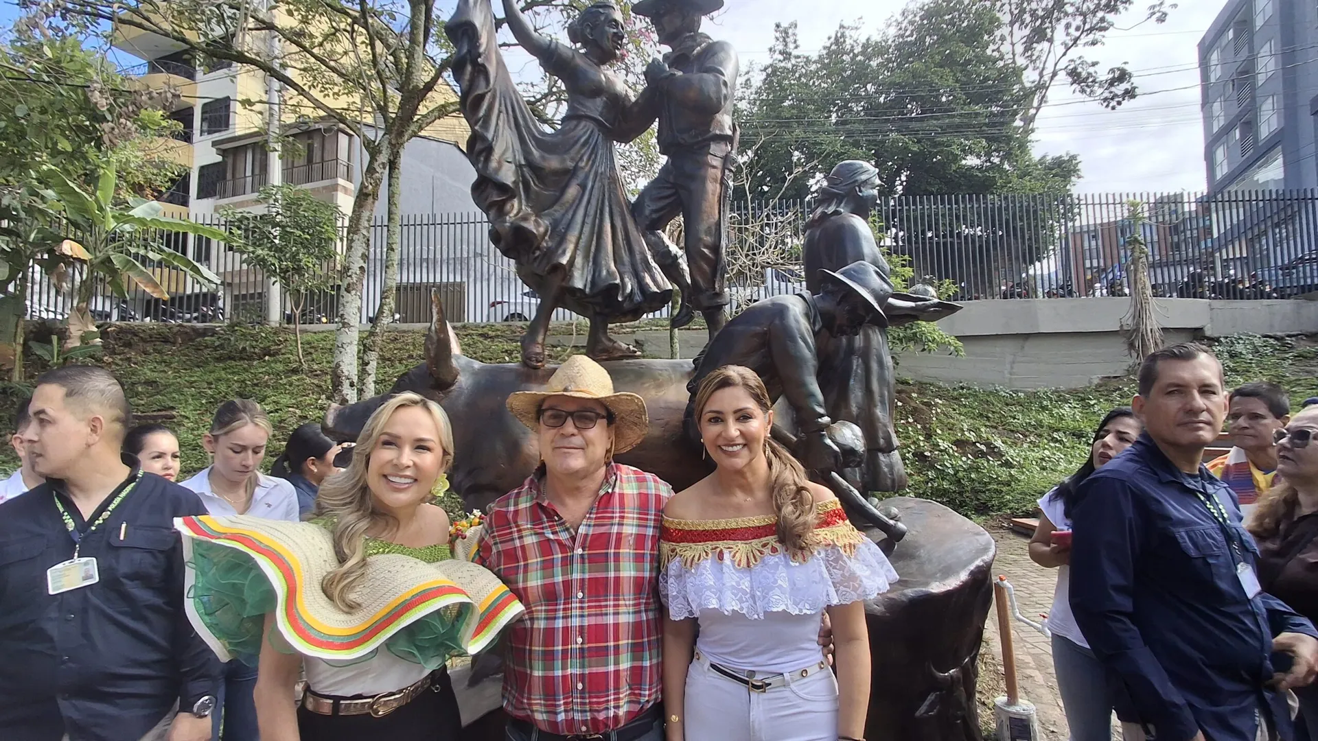 La lechona ya tiene monumento y se convierte en ícono del Tolima
