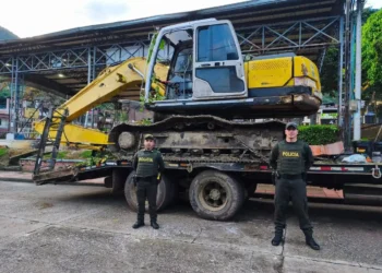 Policía incauta excavadora y vehículo de carga en pleno centro de Gaitania