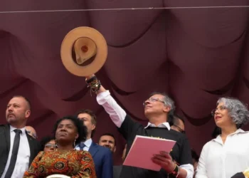 Petro entrega tres símbolos históricos al pueblo colombiano
