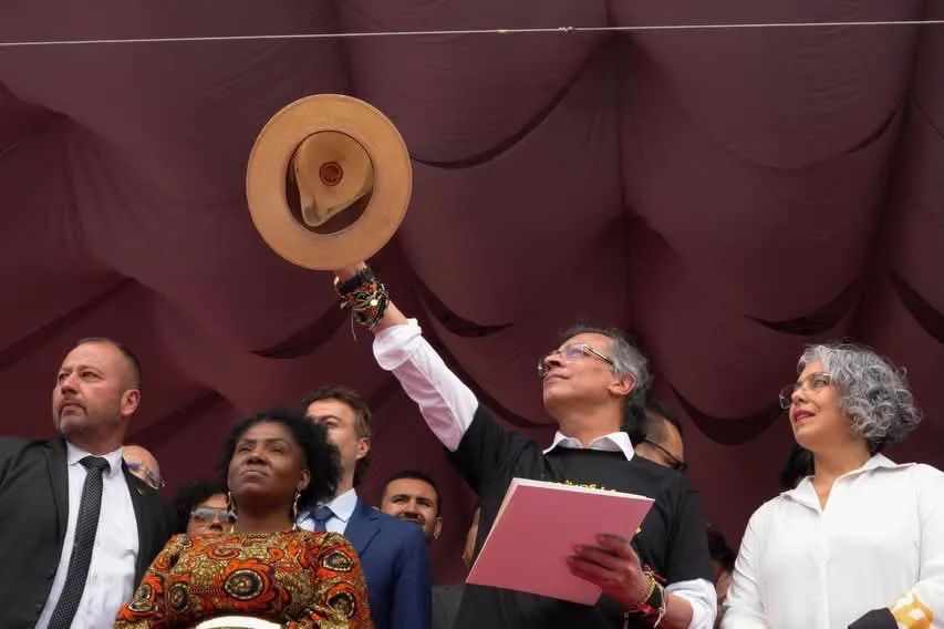 Petro entrega tres símbolos históricos al pueblo colombiano