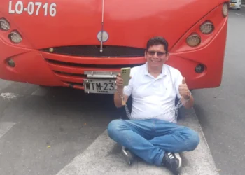 Conductor de bus se encadena en el centro de Ibagué durante protesta por el SETP
