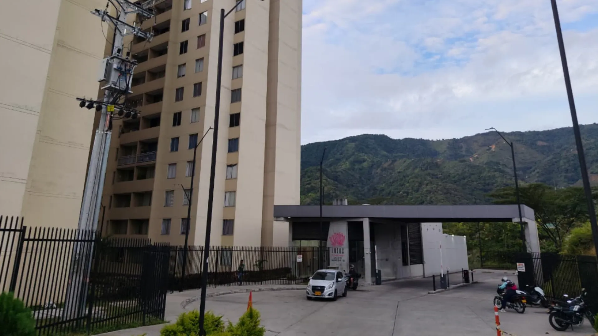 Embargo desata crisis en conjunto Lotus y pone en jaque a más de 1.500 residentes