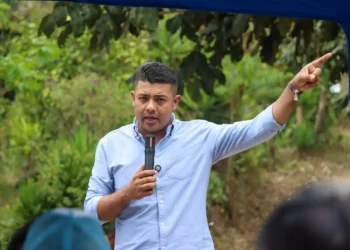 ¡Apuntaron al alcalde! Le roban las armas a sus escoltas en Planadas