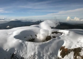 Nevado del Ruiz mantiene alerta amarilla tras aumento de actividad sísmica