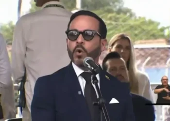 Cambios al himno nacional ponen contra las cuerdas a De la Espriella
