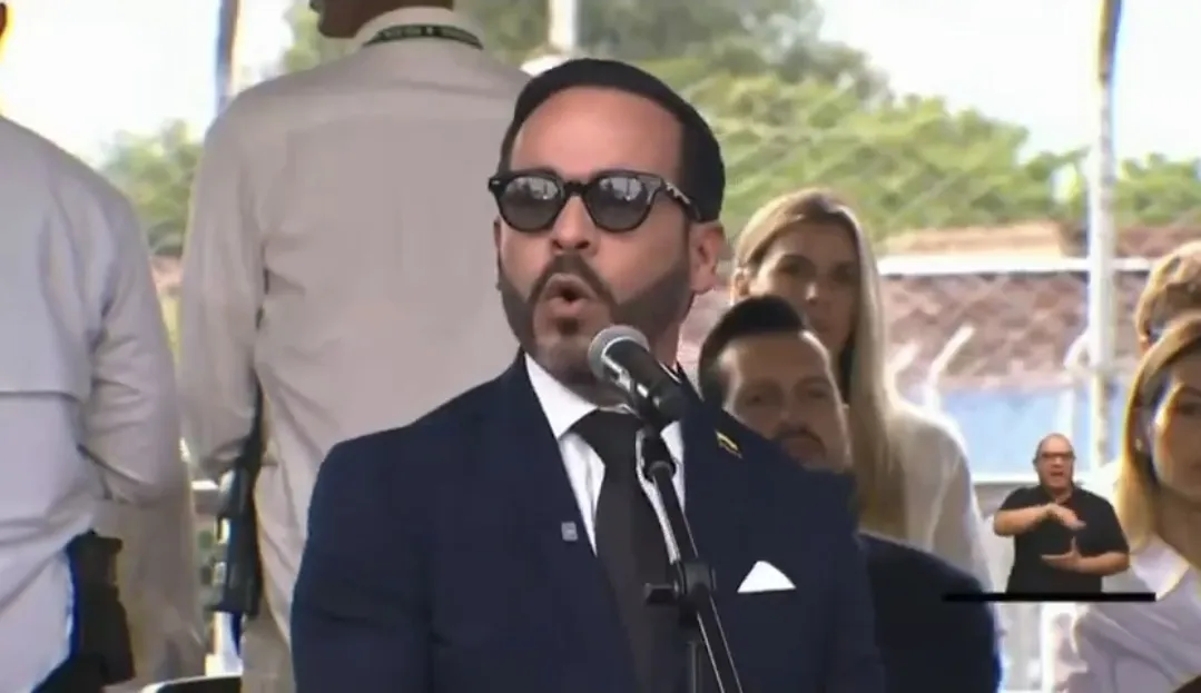 Cambios al himno nacional ponen contra las cuerdas a De la Espriella