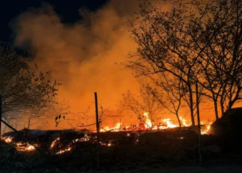 ¡Fuego frente a una iglesia alarmó a la Arboleda Campestre!