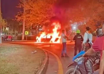Incendio consumió vehículo en la glorieta de la Casa de la Moneda