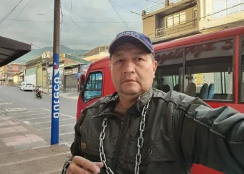 Conductor completa 18 días de protesta frente a empresa de transporte en Ibagué