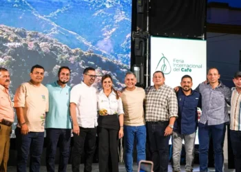 «No necesitamos políticos para la foto»: Campesonos exigieron compradores en la Feria Internacional del Café