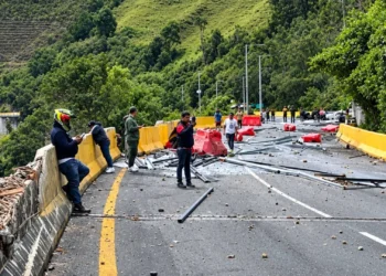 ¡Sin frenos! Fuerte choque entre vehículos de carga paraliza la vía Calarcá-Cajamarca