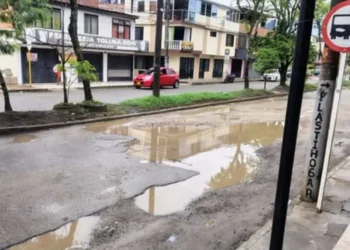 Tremendo hueco en La Esmeralda dificulta la movilidad en la comuna 8 de Ibagué