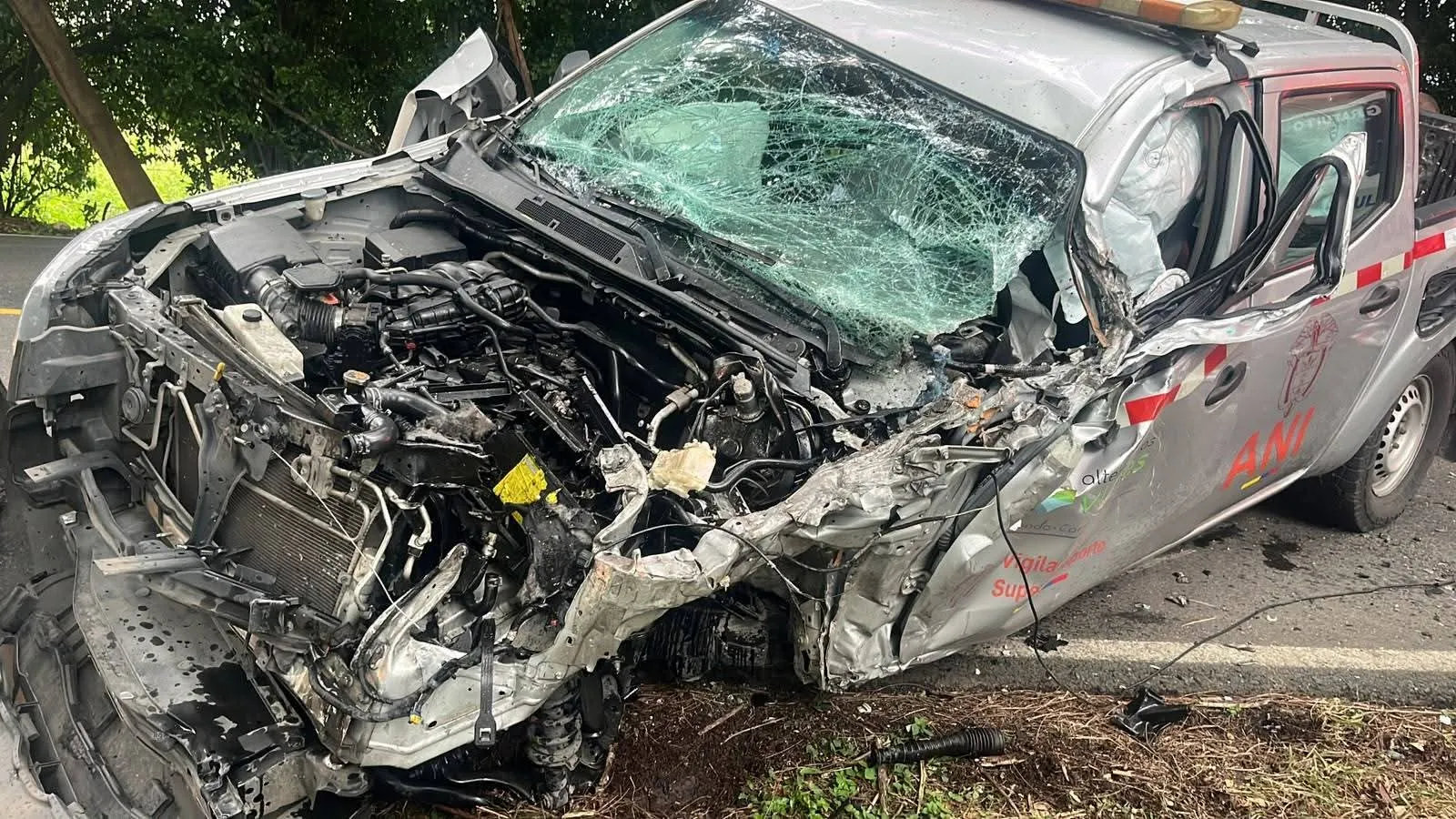 Choque frontal en el norte del Tolima dejó una camioneta de la ANI destruida